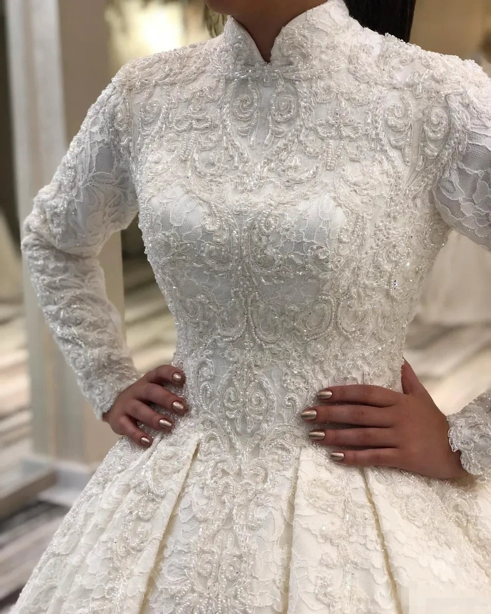 Robe de mariée en dentelle robe de bal à col rond – CLEVI Paris