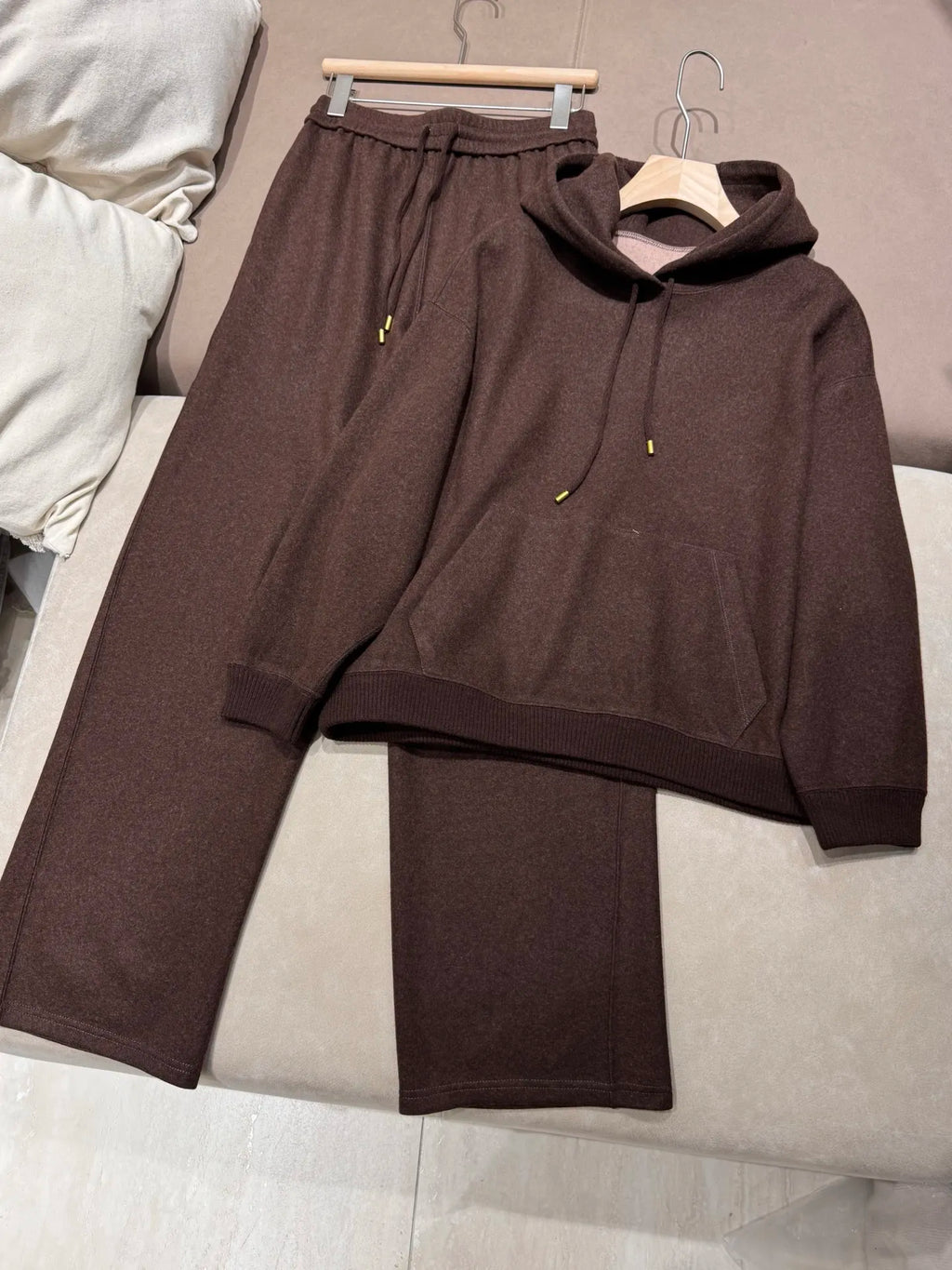 Ensemble femme en maille à capuche et pantalon – CLEVI Paris