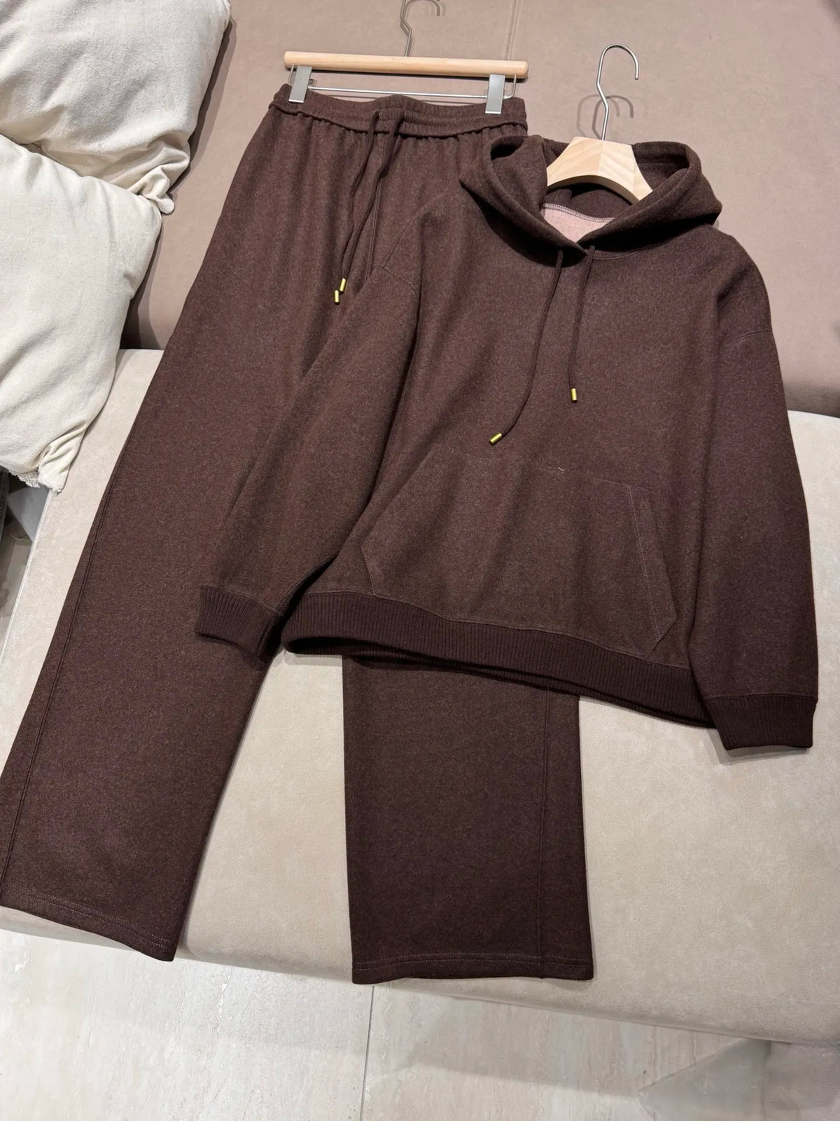 Ensemble femme en maille à capuche et pantalon – CLEVI Paris
