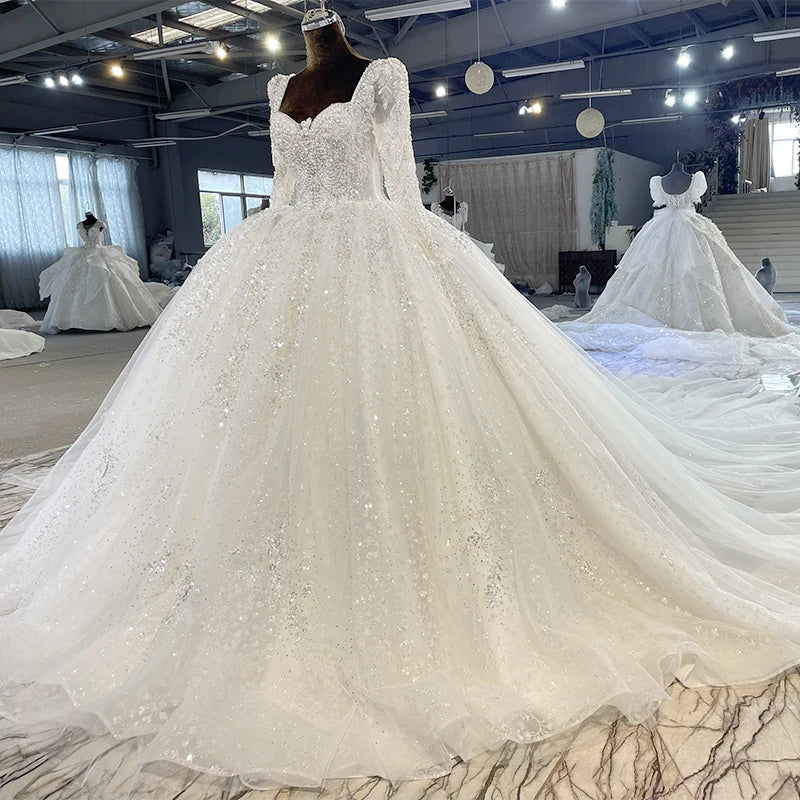 Robe de mariée en organza à col carré – CLEVI Paris