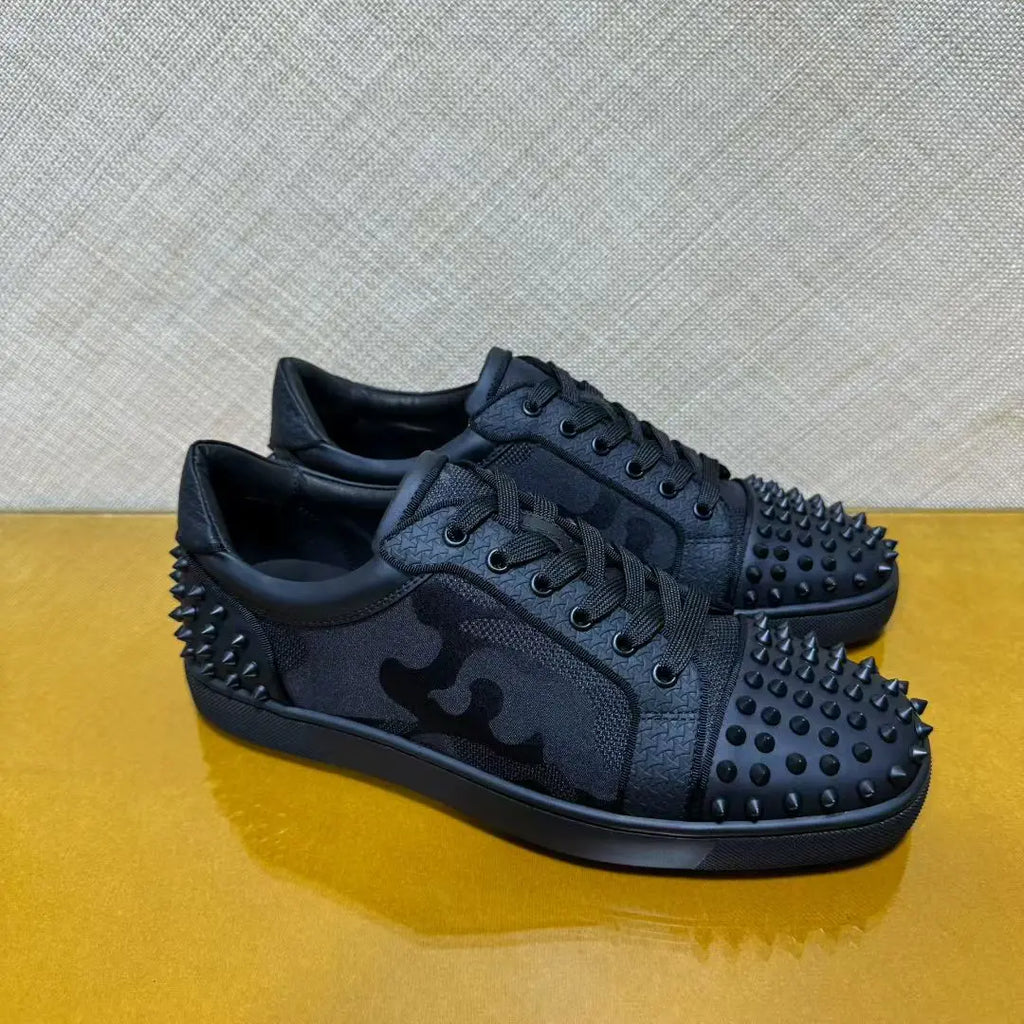 Sneakers Basses Cuir Noir Suède Spikes Semelle Rouge Homme – CLEVI Paris