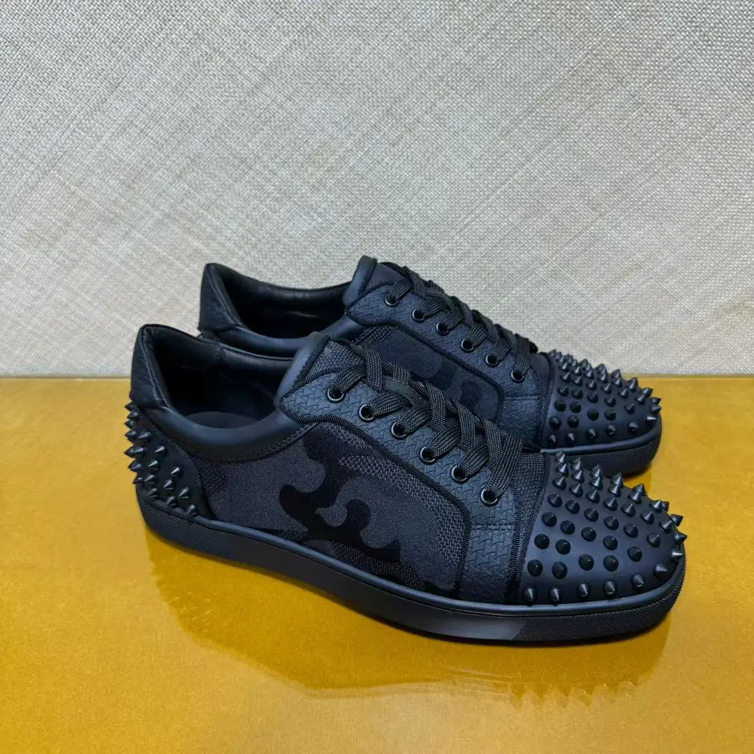 Sneakers Basses Cuir Noir Suède Spikes Semelle Rouge Homme – CLEVI Paris