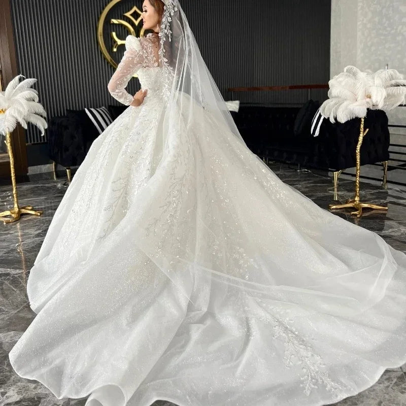 Robe de mariée en dentelle et perles – CLEVI Paris