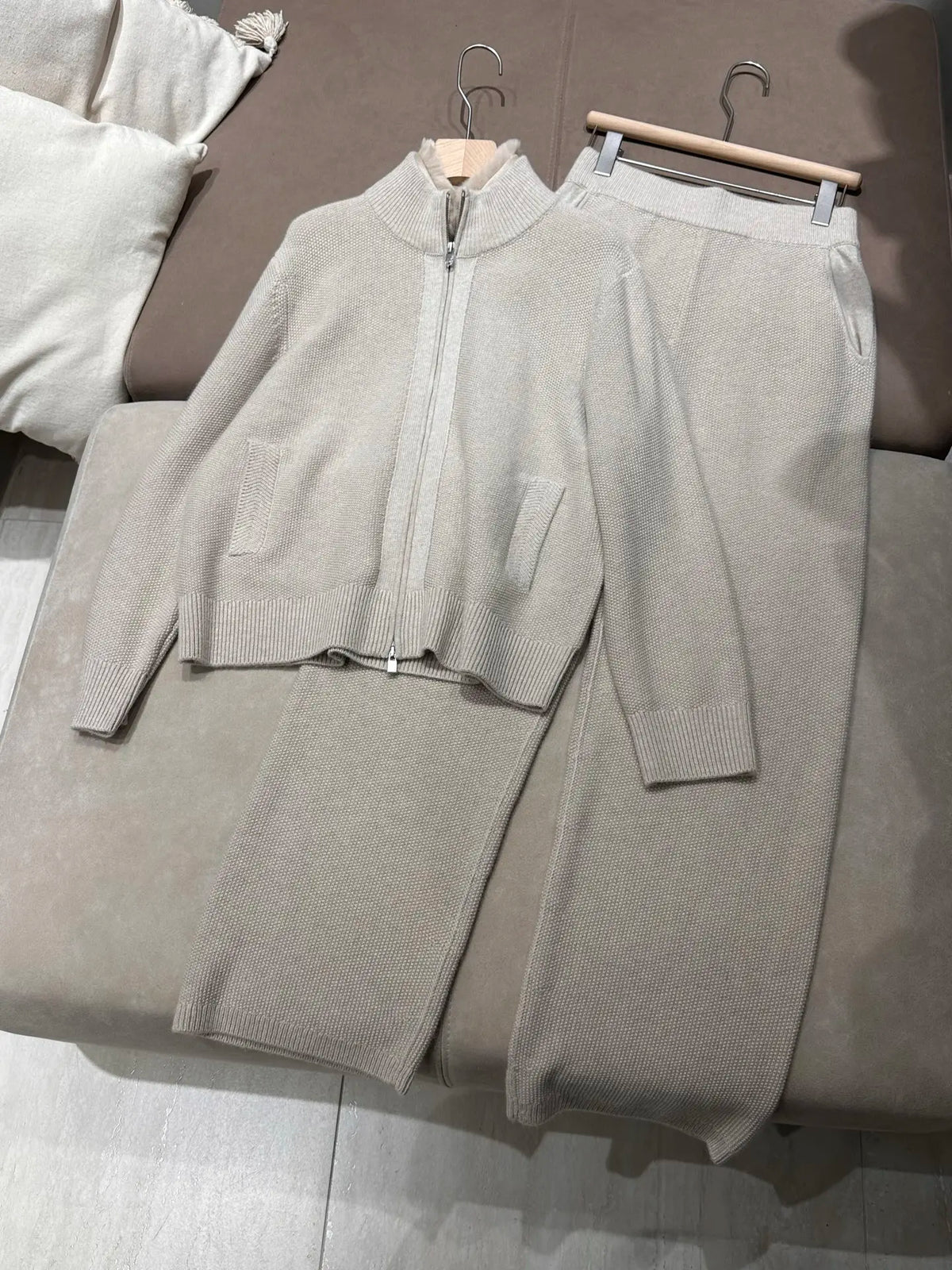 Ensemble femme en maille, gilet zippé et pantalon – CLEVI Paris