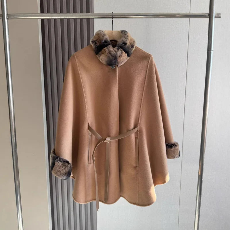 Manteau cape femme ceinturé, col effet fourrure – CLEVI Paris