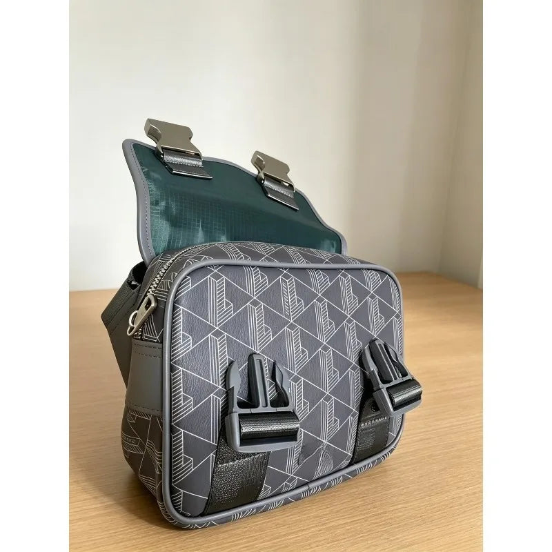 Sac Bandoulière Homme Rétro Imprimé PU Casual 21×9×18cm 9 Coloris – CLEVI Paris