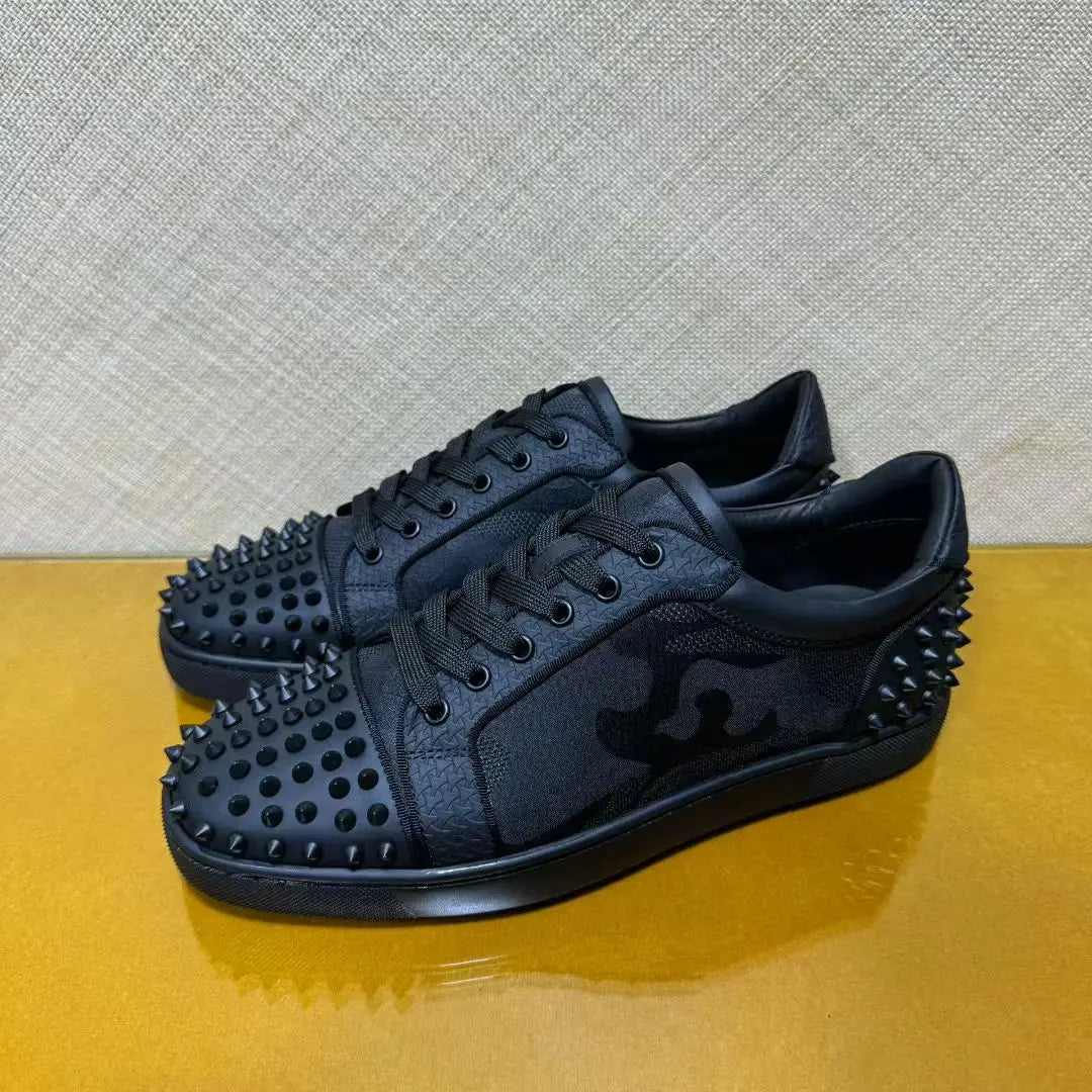 Sneakers Basses Cuir Noir Suède Spikes Semelle Rouge Homme – CLEVI Paris