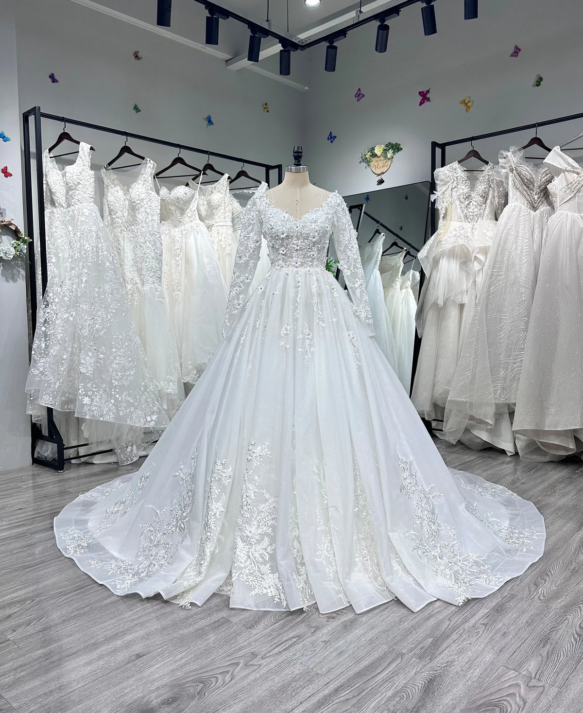 Robe de mariée scintillante, perles et fleurs 3D – CLEVI Paris