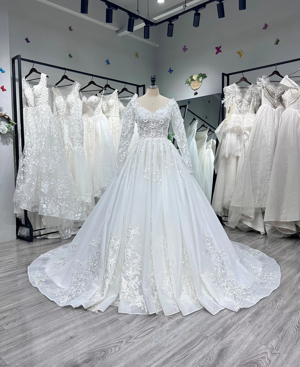 Robe de mariée princesse en tulle à fleurs – CLEVI Paris