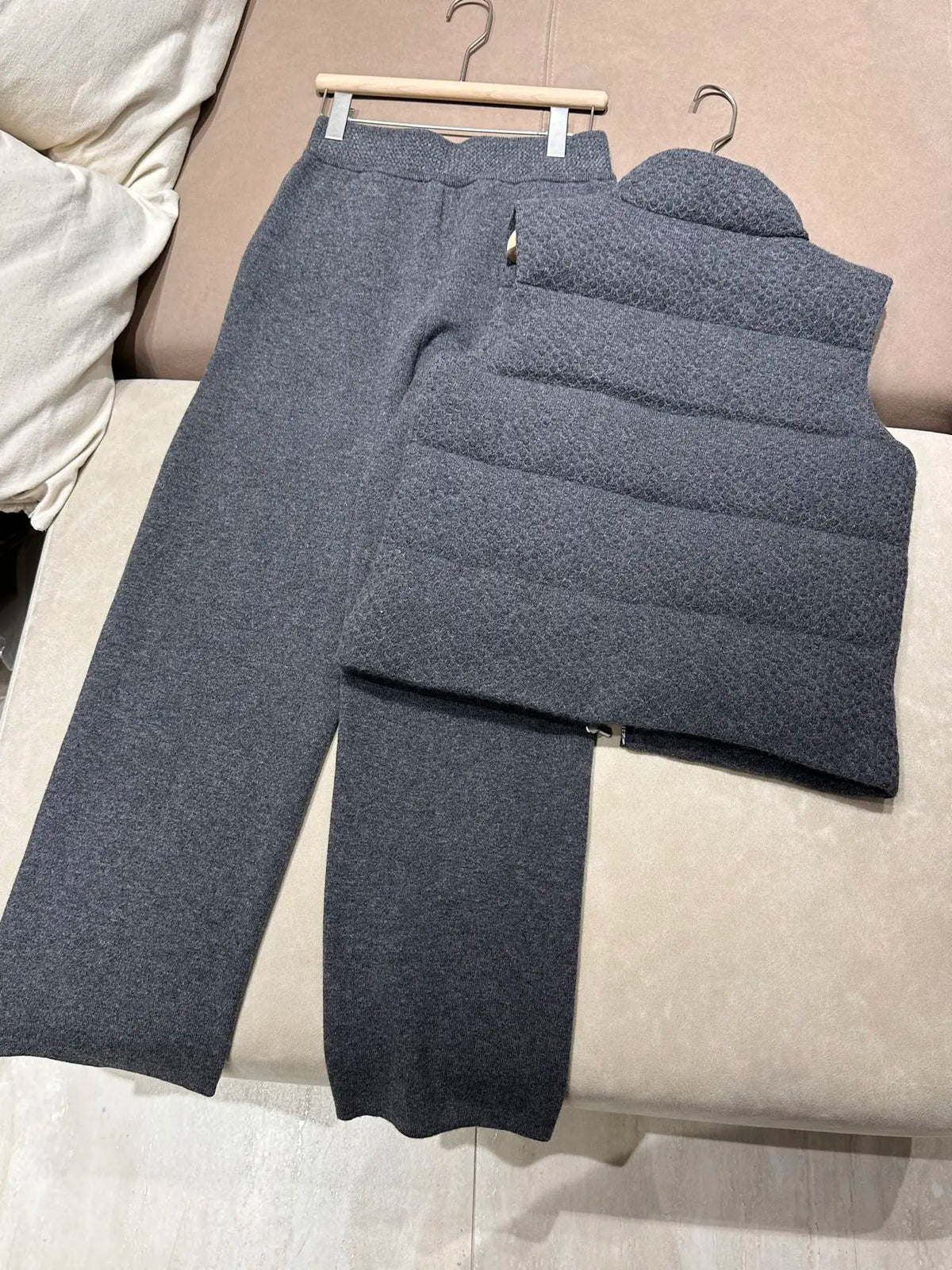 Ensemble femme gilet matelassé et pantalon – CLEVI Paris
