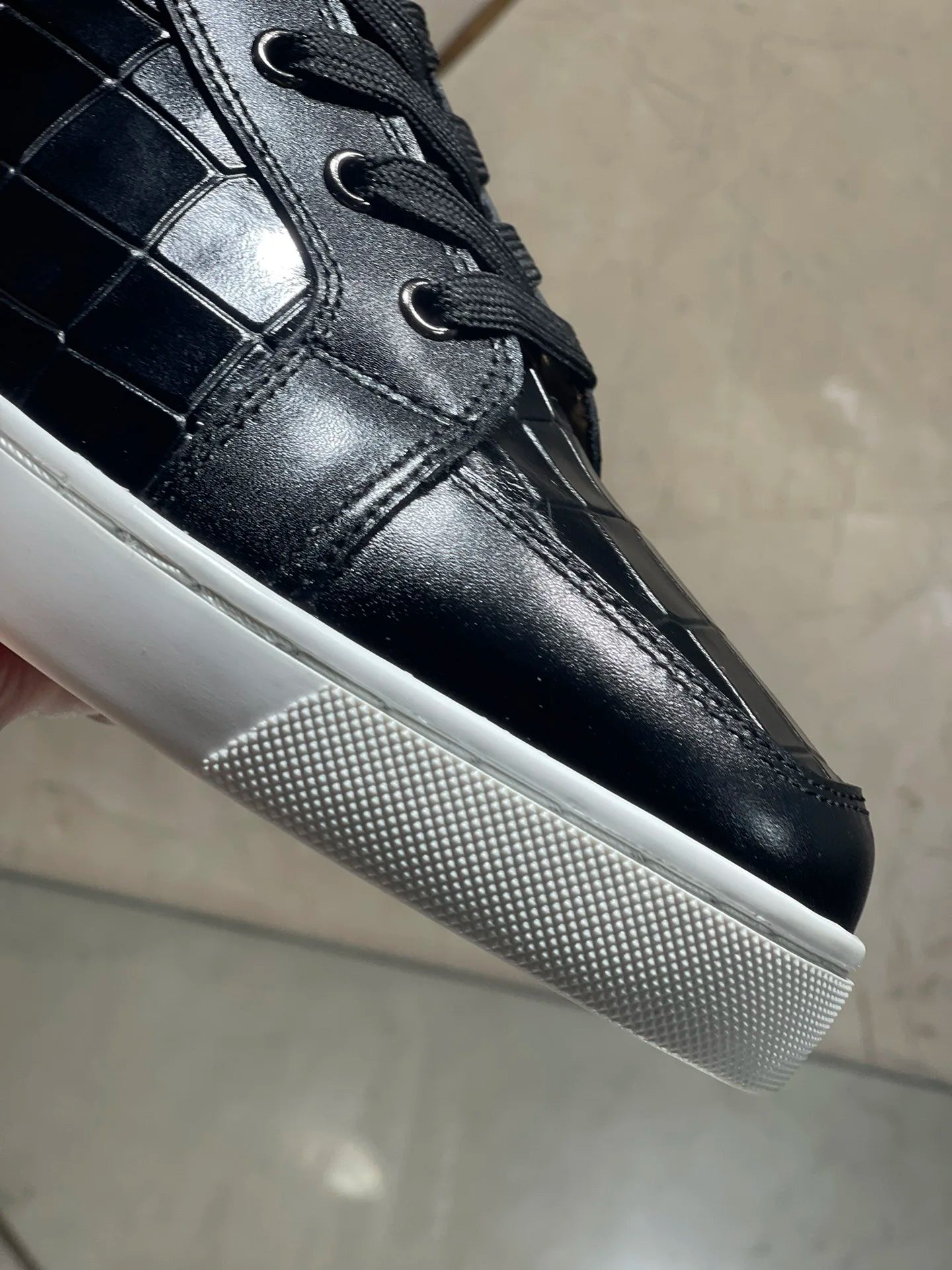 Sneakers Homme Cuir Suède Bleu Rivets Semelle Rouge Style Luxe – CLEVI Paris
