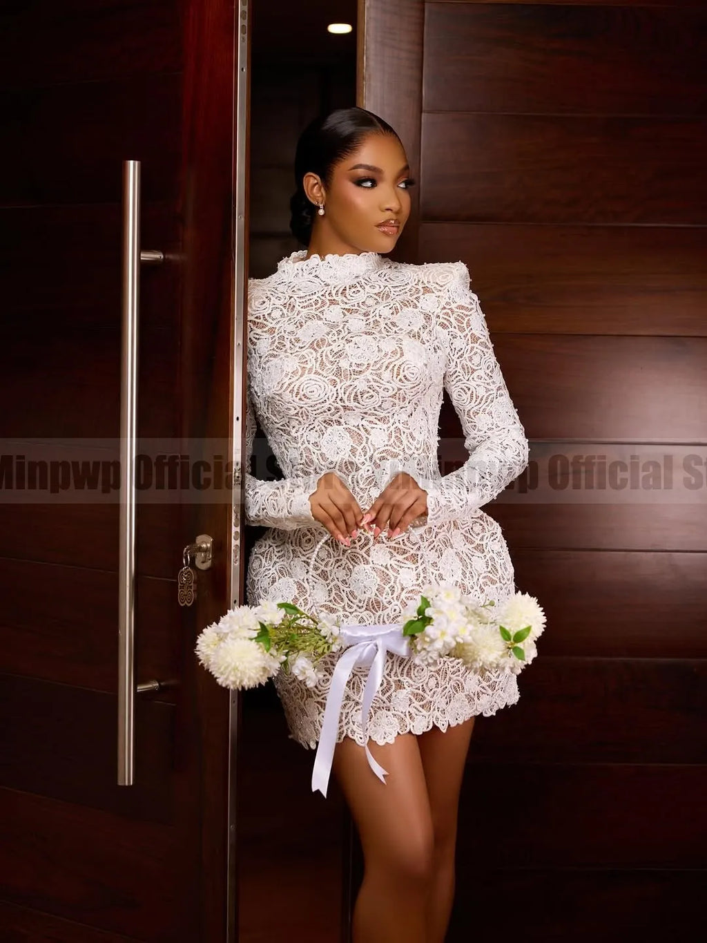 Robe de mariée courte col haut dentelle perlée – CLEVI Paris