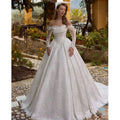 Robe de mariée satinée et dentelle à col bateau – CLEVI Paris