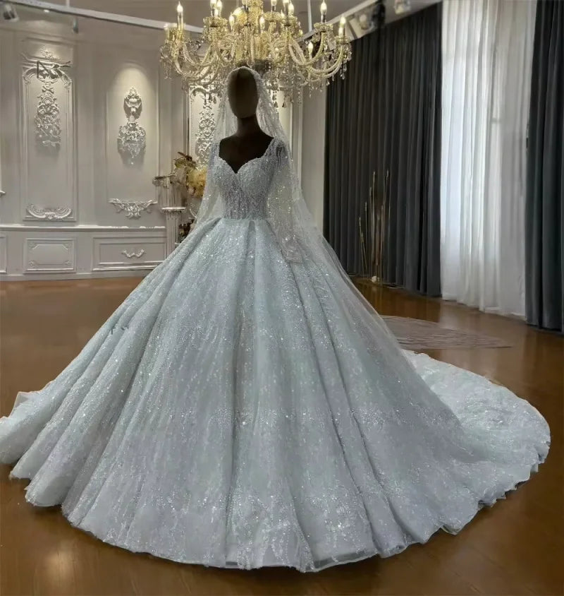 Robe de mariée en dentelle à encolure cœur – CLEVI Paris