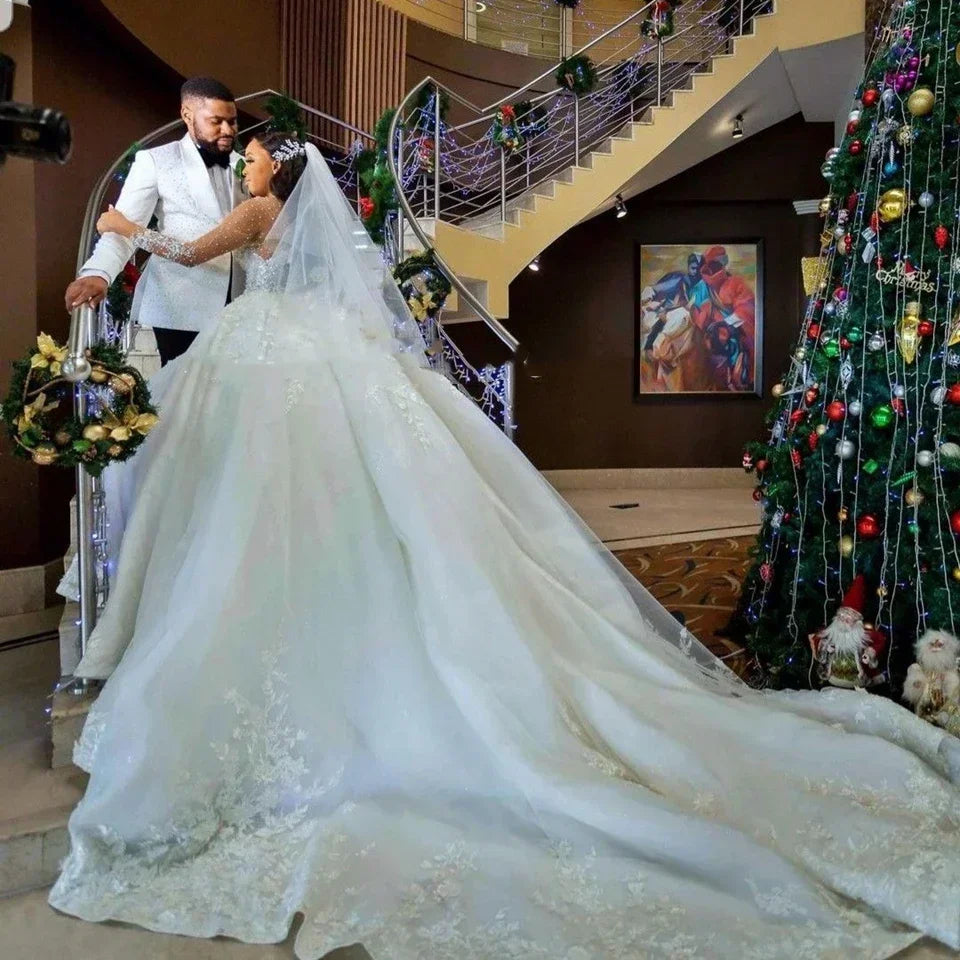 Robe de mariée col rond et perles – CLEVI Paris