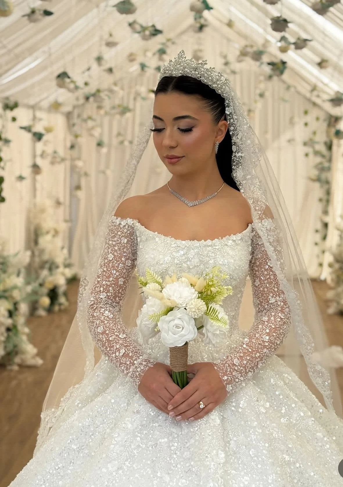 Robe de mariée en tulle à manches longues – CLEVI Paris