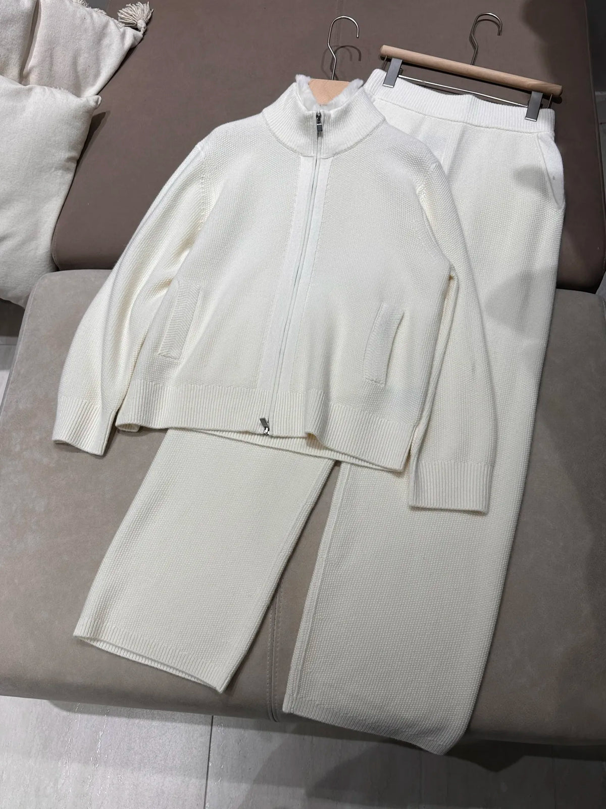 Ensemble femme en maille, gilet zippé et pantalon – CLEVI Paris