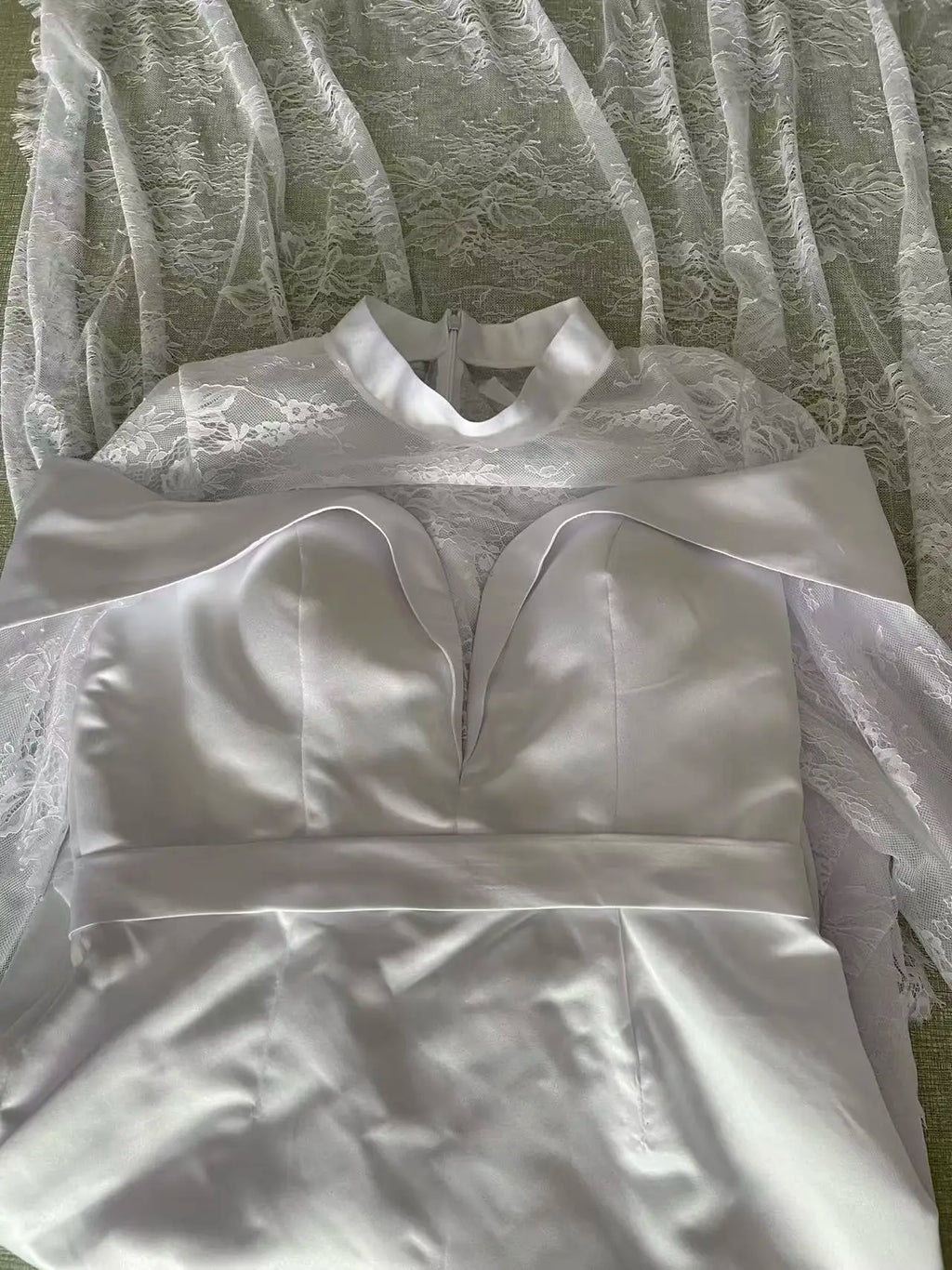 Robe de mariée en dentelle longueur thé – CLEVI Paris