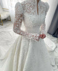 Robe de mariée en dentelle à col haut coupe A – CLEVI Paris