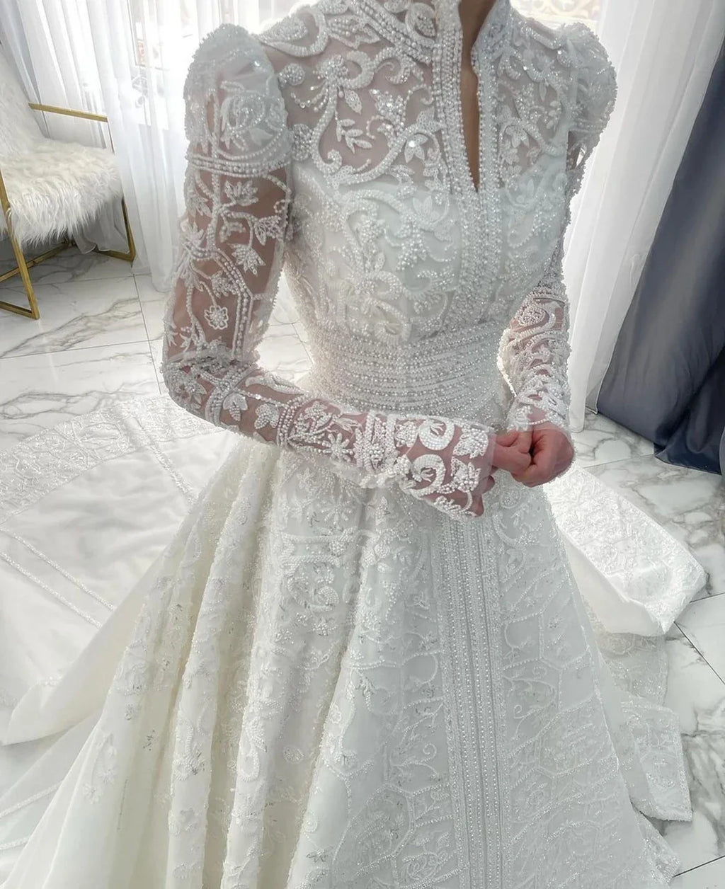 Robe de mariée en dentelle ligne A à col haut – CLEVI Paris