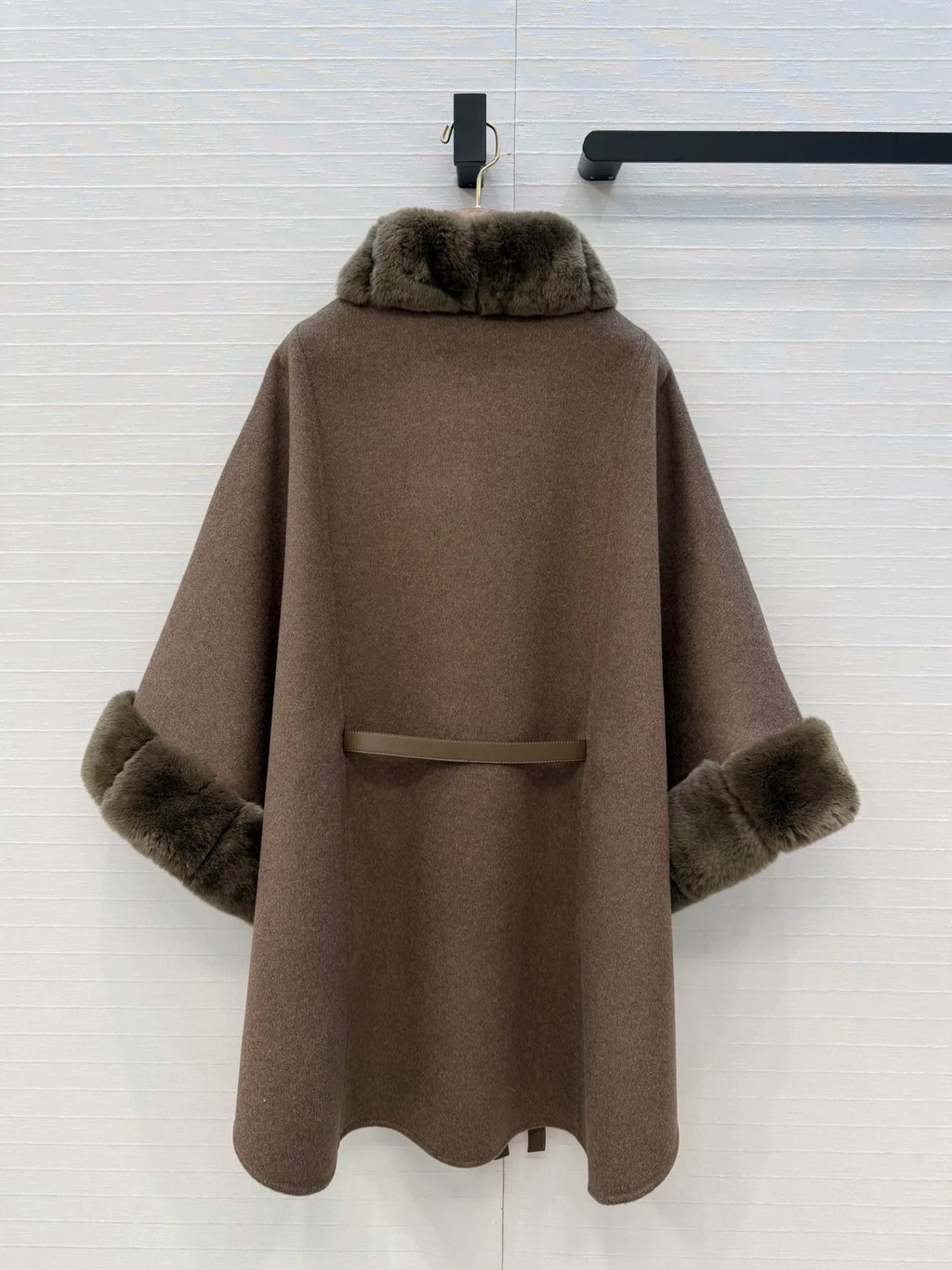 Manteau cape femme ceinturé à col fourrure – CLEVI Paris