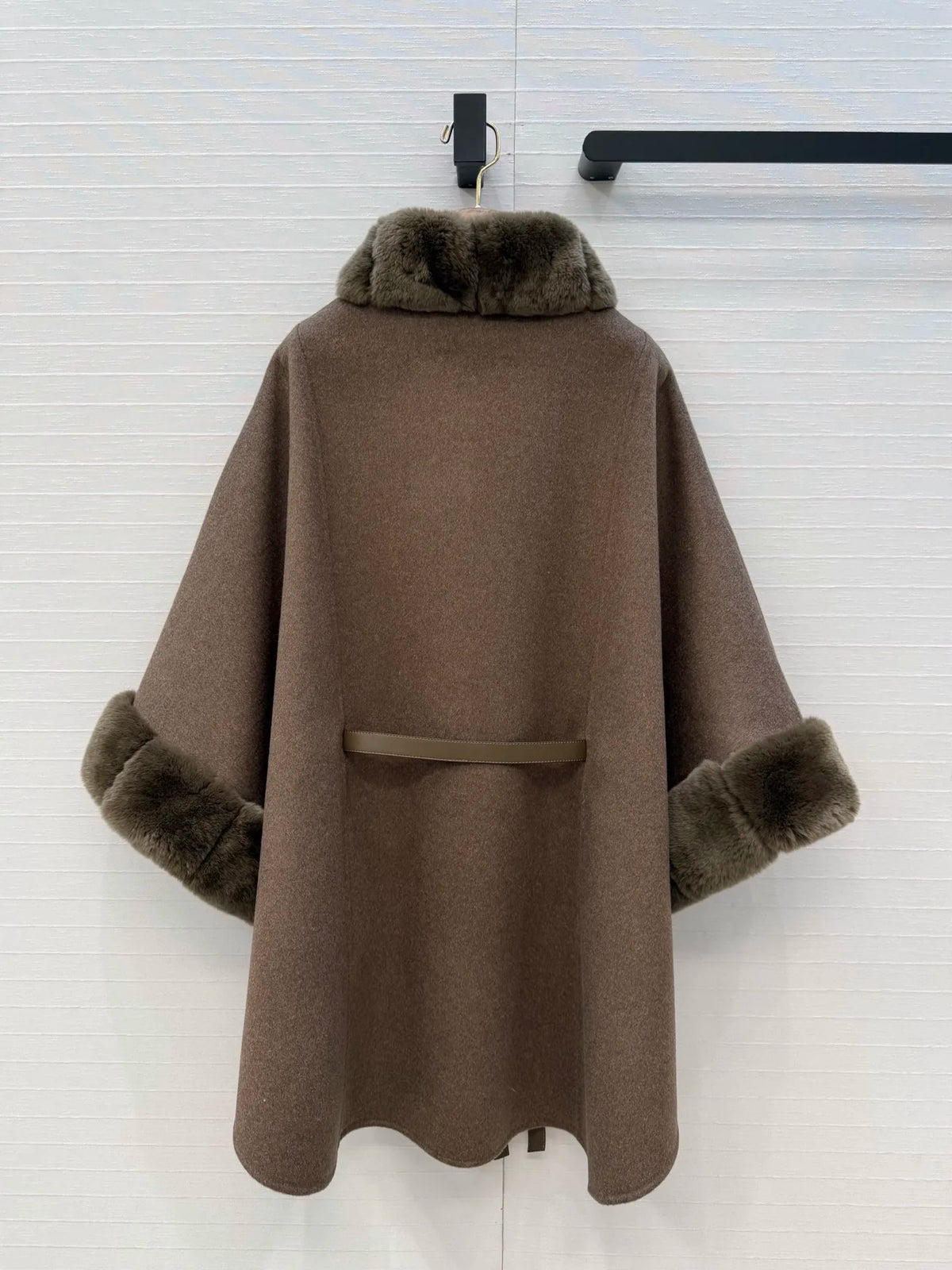 Manteau cape femme ceinturé à col fourrure – CLEVI Paris
