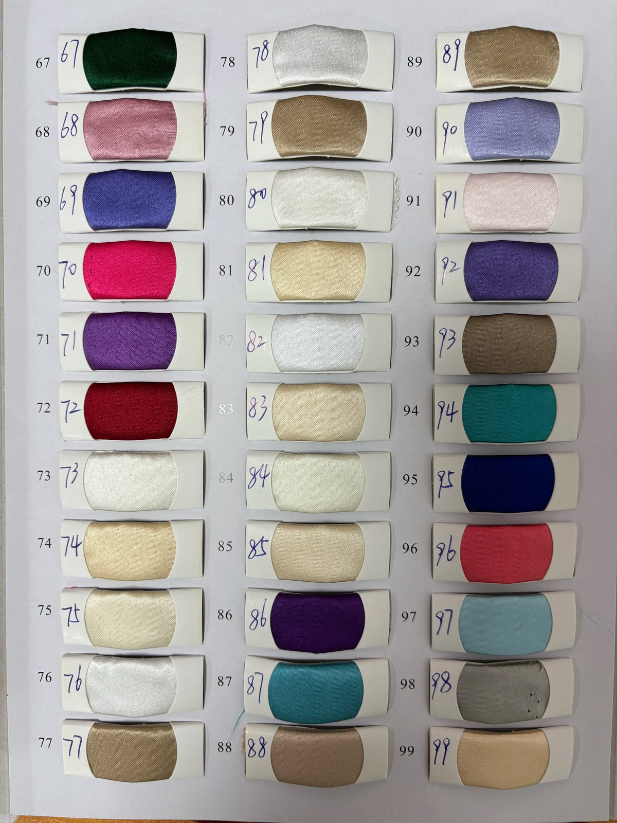 Robe de bal satinée à épaules dénudées – CLEVI Paris