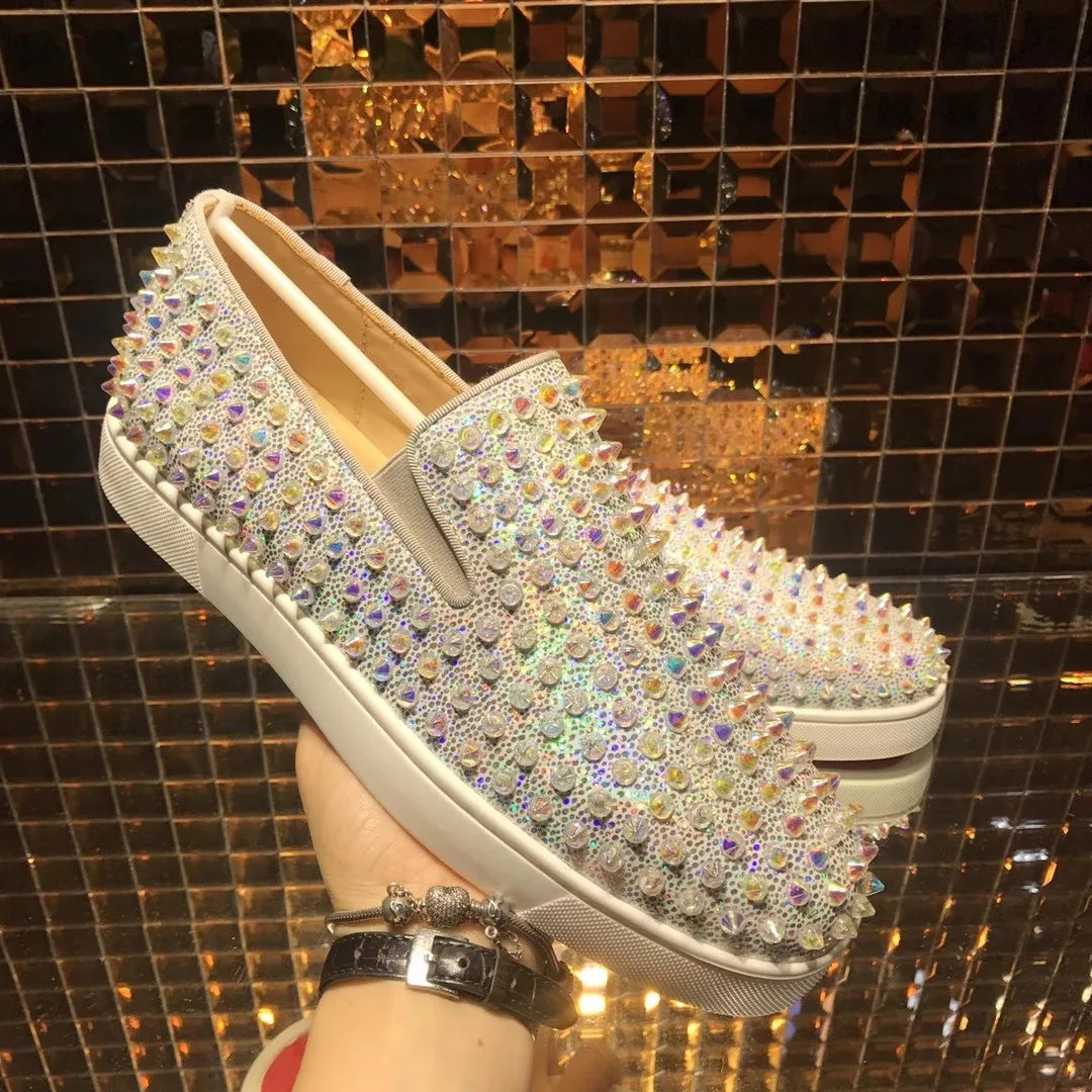 Mocassins Luxe Cuir Blanc Rivets Cristaux Semelle Rouge Unisexe – CLEVI Paris