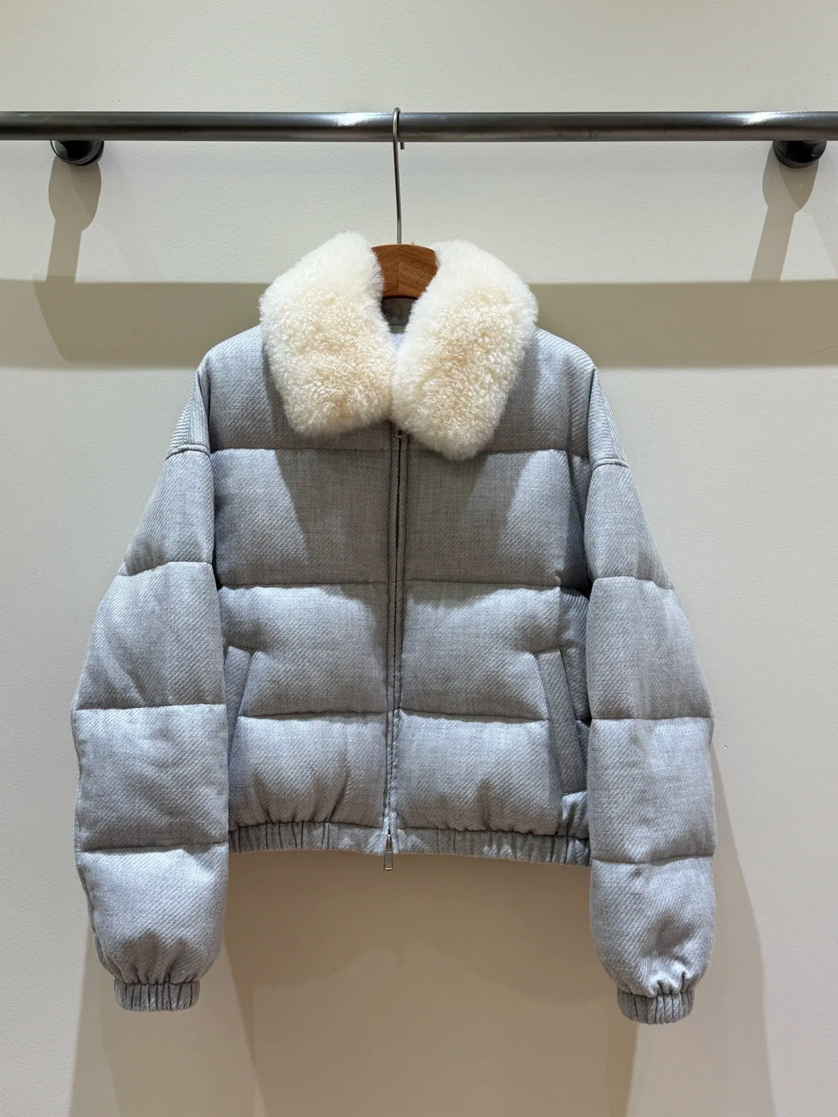 Doudoune courte femme grise à col bouclé – CLEVI Paris