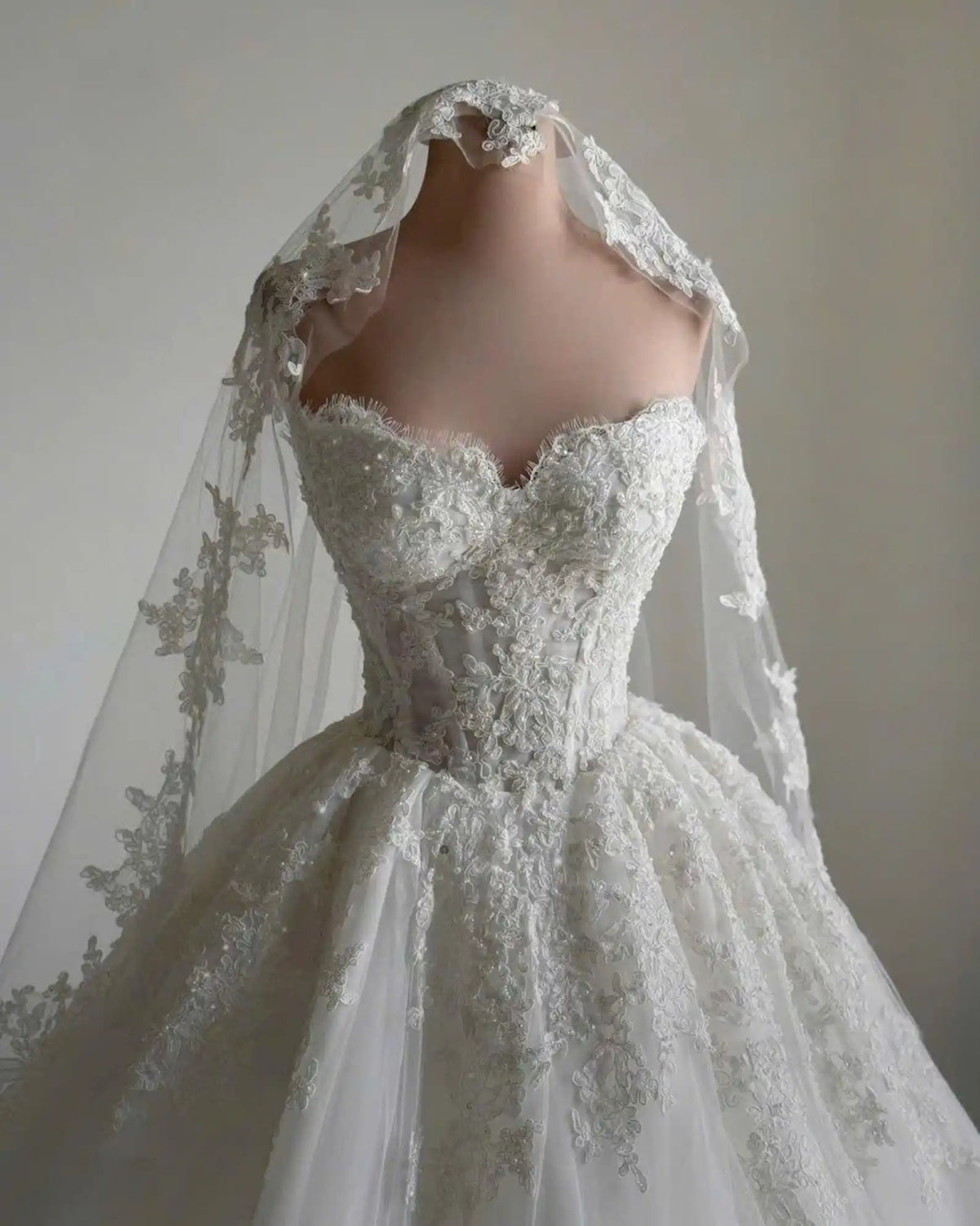 Robe de mariée ligne A en tulle épaules dénudées – CLEVI Paris