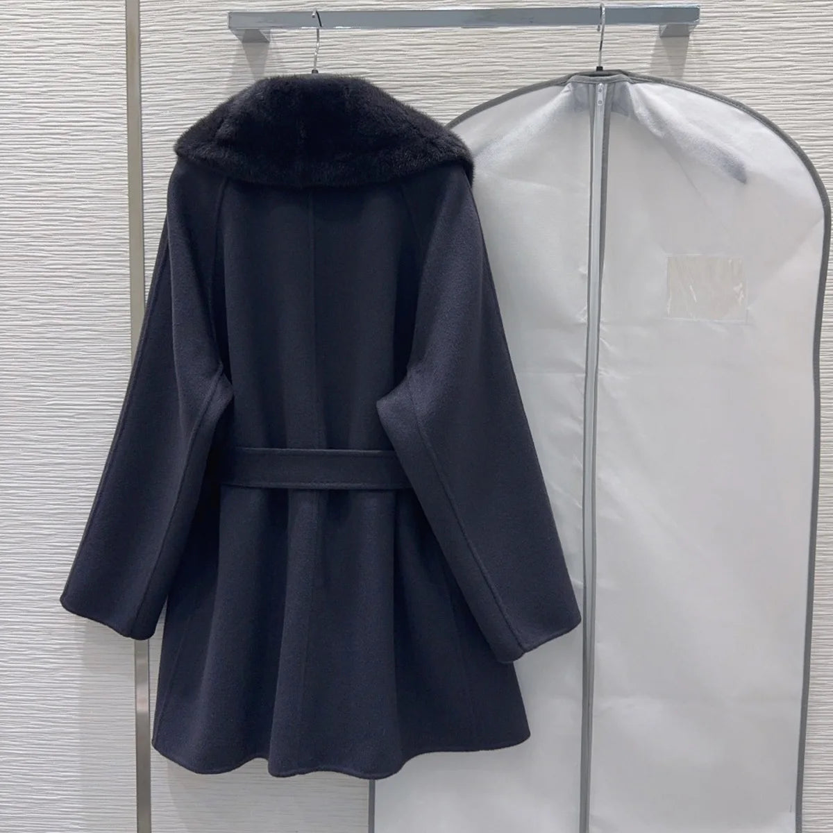Manteau femme mi-long ceinturé à grand col – CLEVI Paris