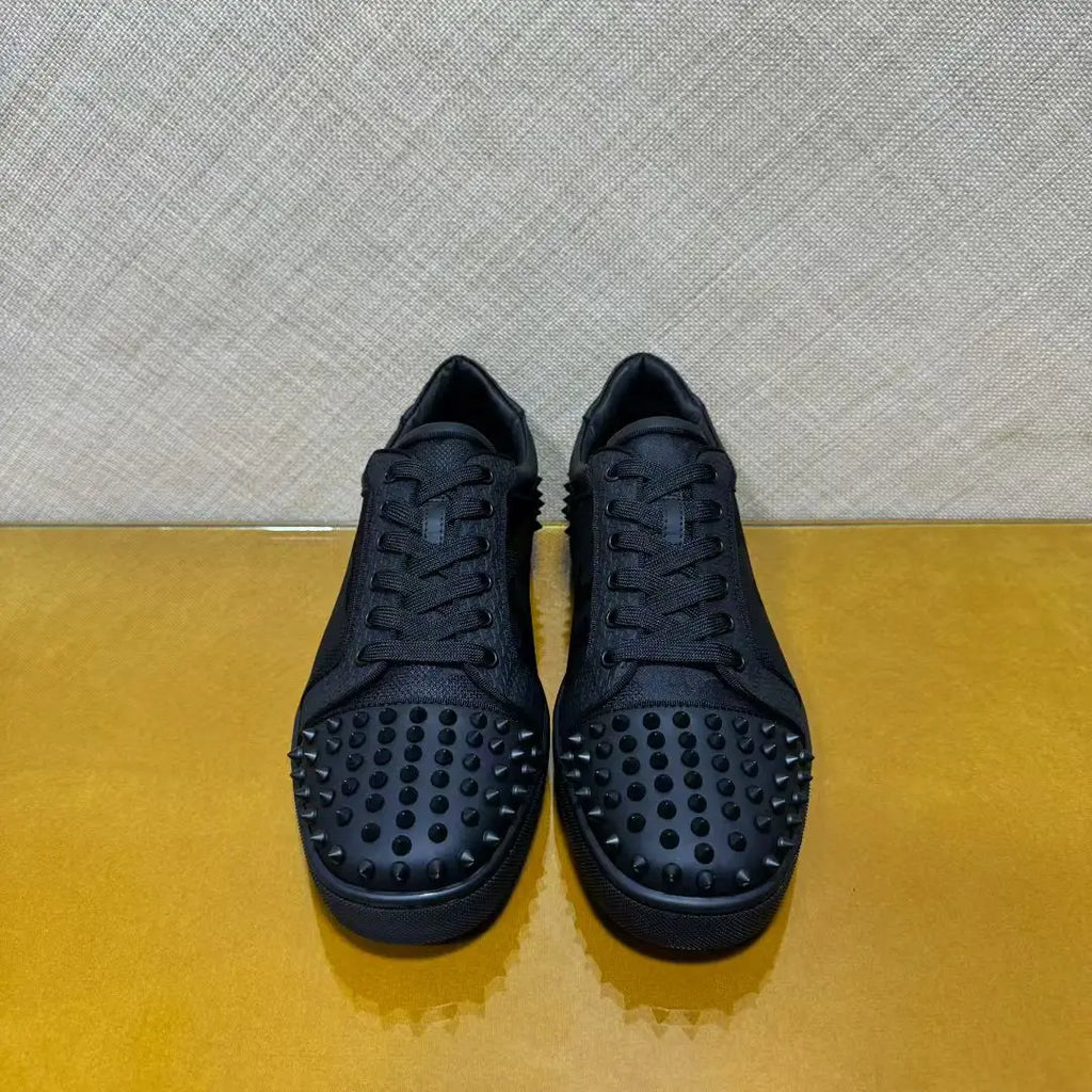 Sneakers Basses Cuir Noir Suède Spikes Semelle Rouge Homme – CLEVI Paris