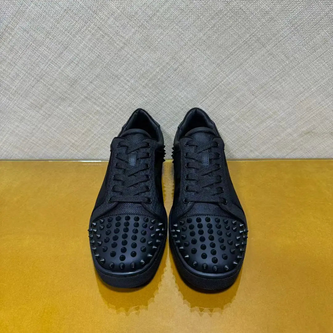 Sneakers Basses Cuir Noir Suède Spikes Semelle Rouge Homme – CLEVI Paris