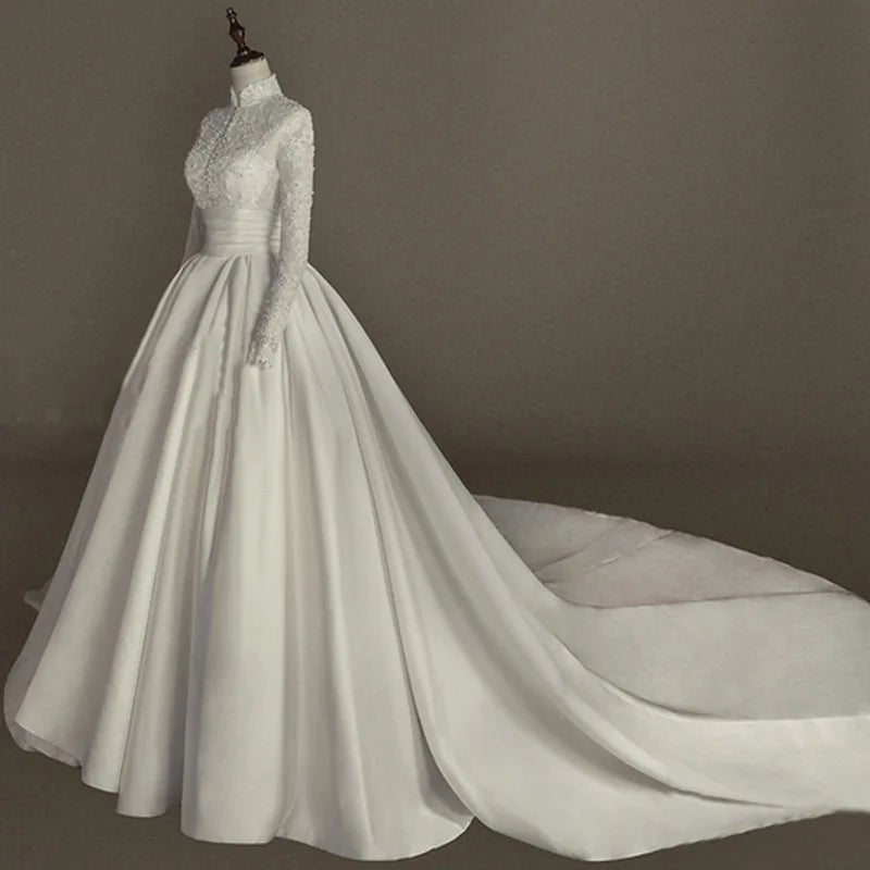 Robe de mariée satinée en dentelle brodée - CLEVI Paris
