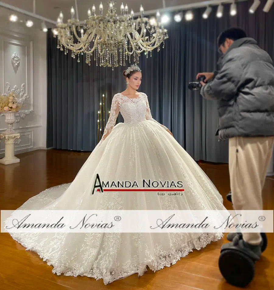 Robe de mariée en dentelle fleurie – CLEVI Paris