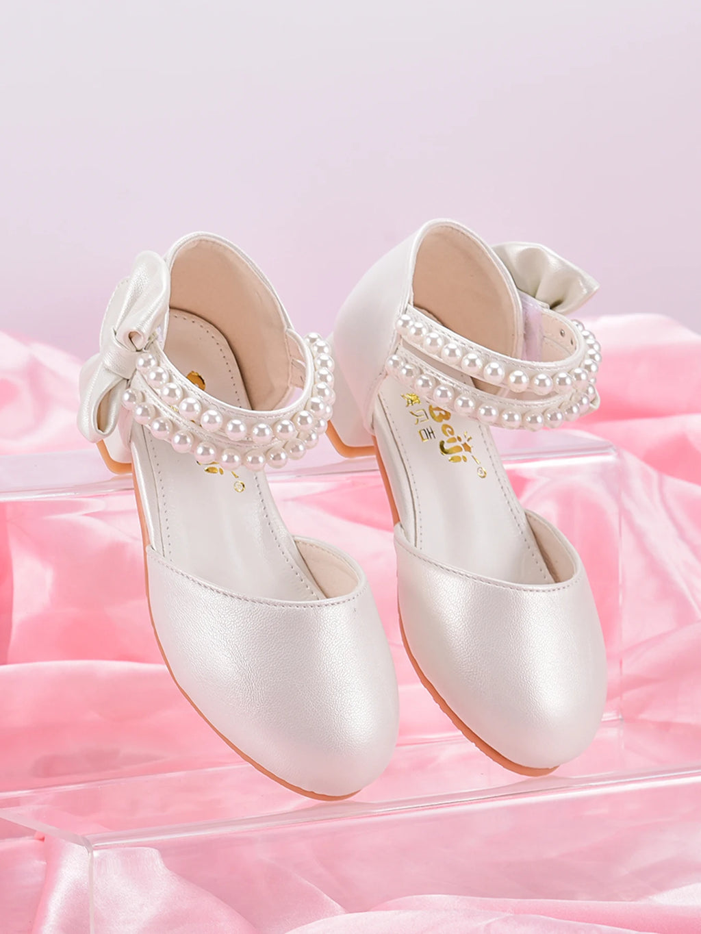 Chaussures fille blanches à talons et perles – CLEVI Paris