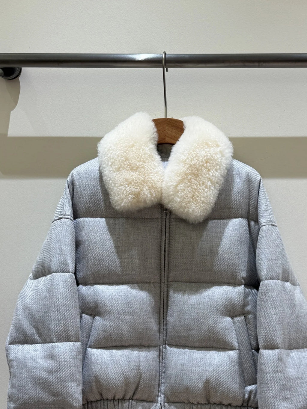 Doudoune courte femme grise à col bouclé – CLEVI Paris