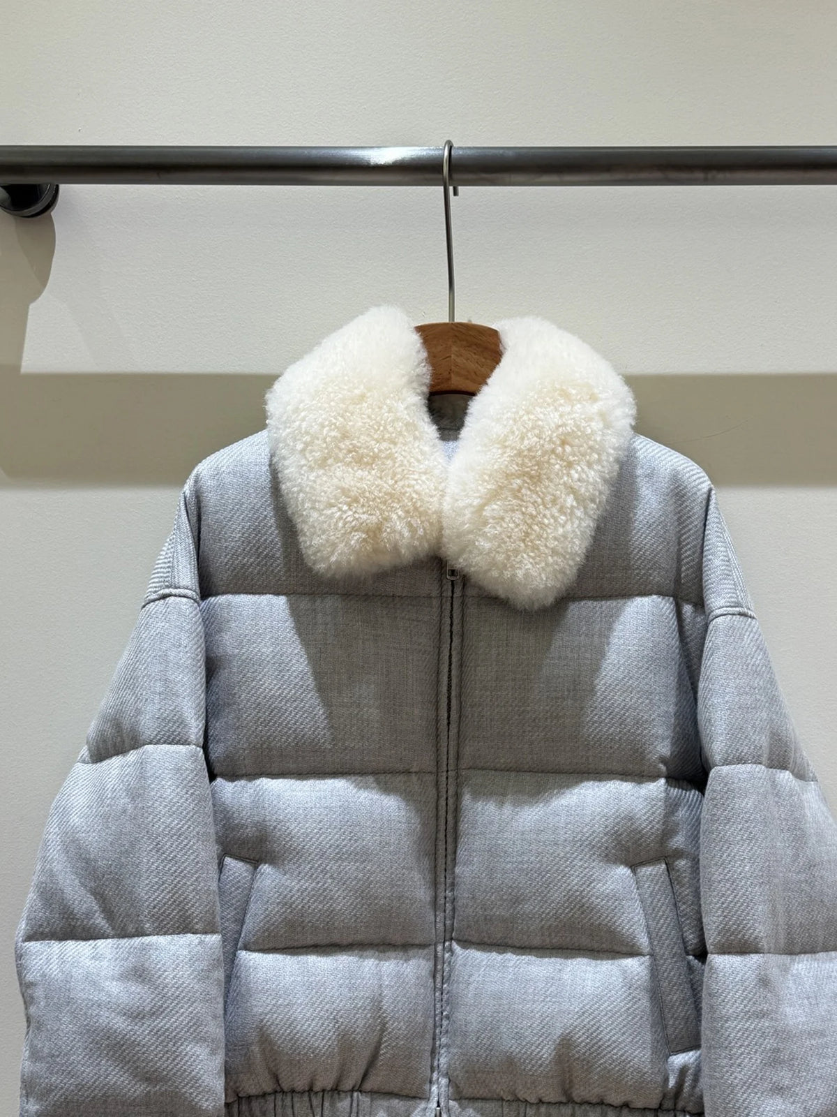 Doudoune courte femme grise à col bouclé – CLEVI Paris