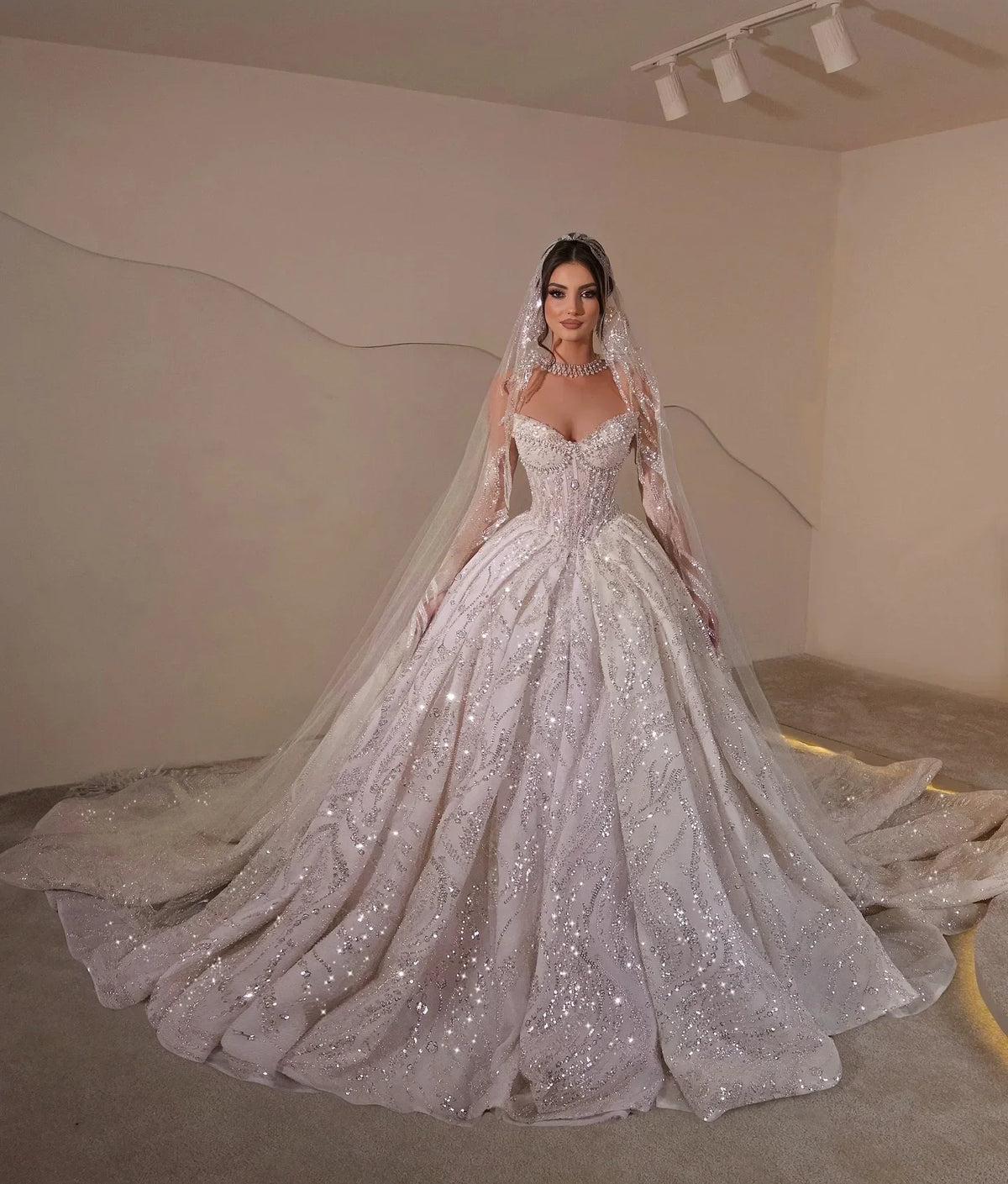 Robe de mariée ligne A en satin à perles – CLEVI Paris