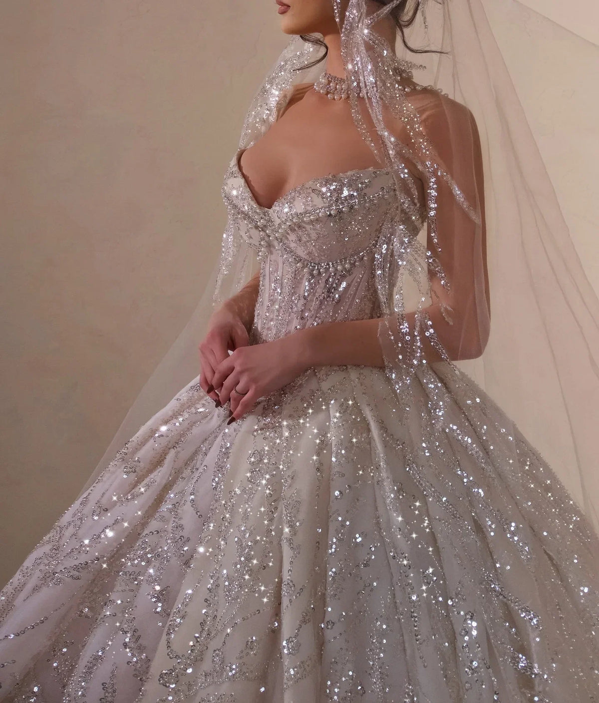 Robe de mariée satinée ligne A à col V – CLEVI Paris