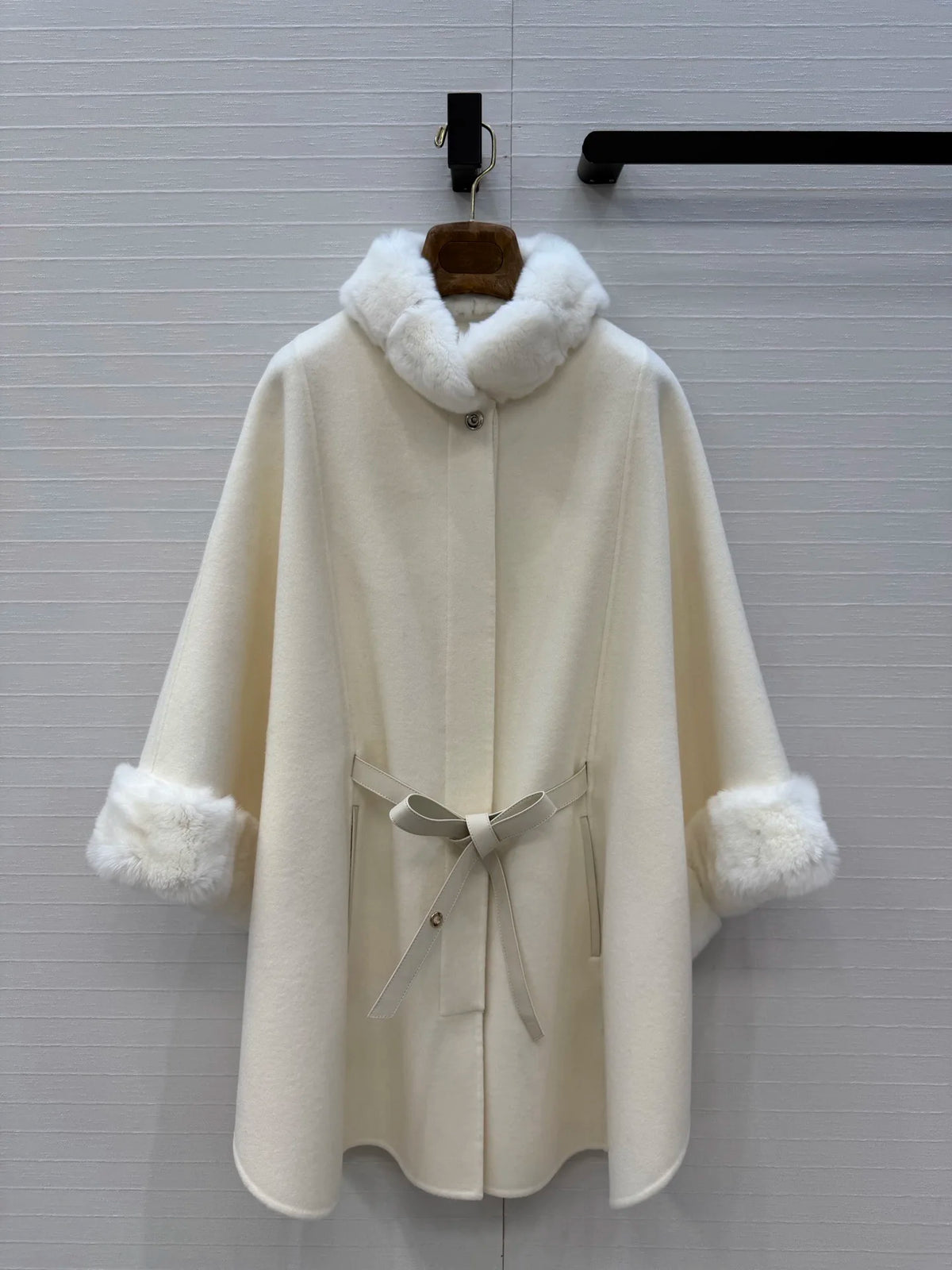 Manteau cape femme ceinturé à col fourrure – CLEVI Paris