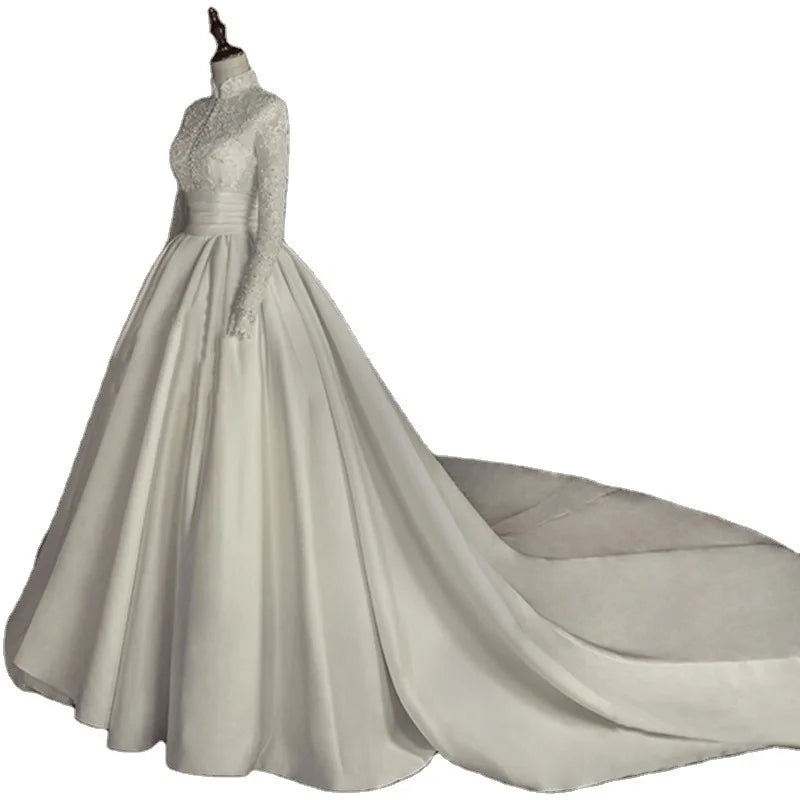 Robe de mariée satinée, dentelle et perles – CLEVI Paris