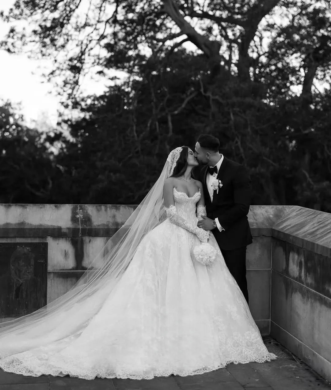Robe de mariée ligne A en dentelle et perles - CLEVI Paris
