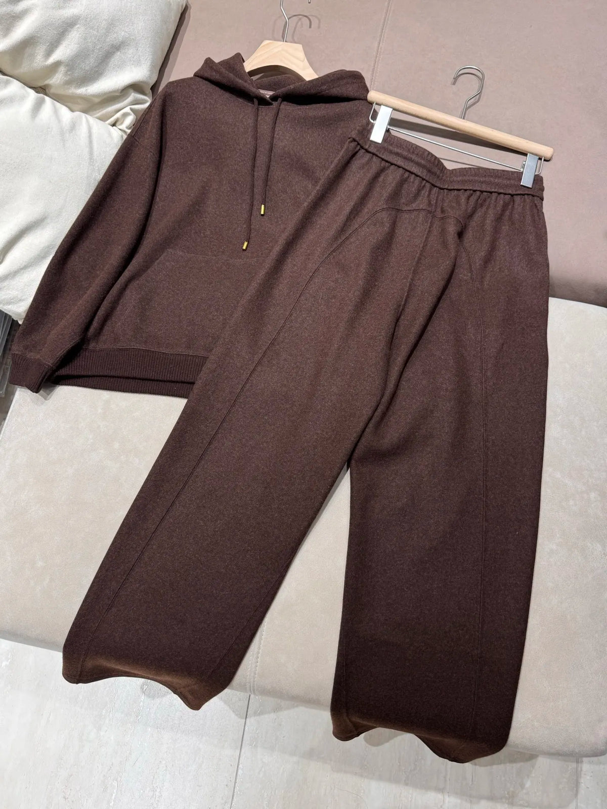 Ensemble femme en maille à capuche et pantalon – CLEVI Paris