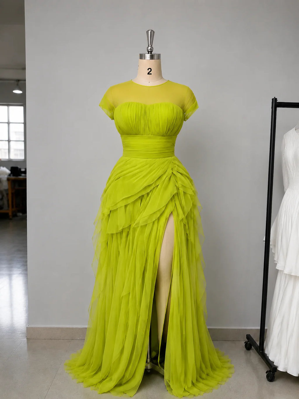 Robe de soirée longue étagée en dentelle – CLEVI Paris