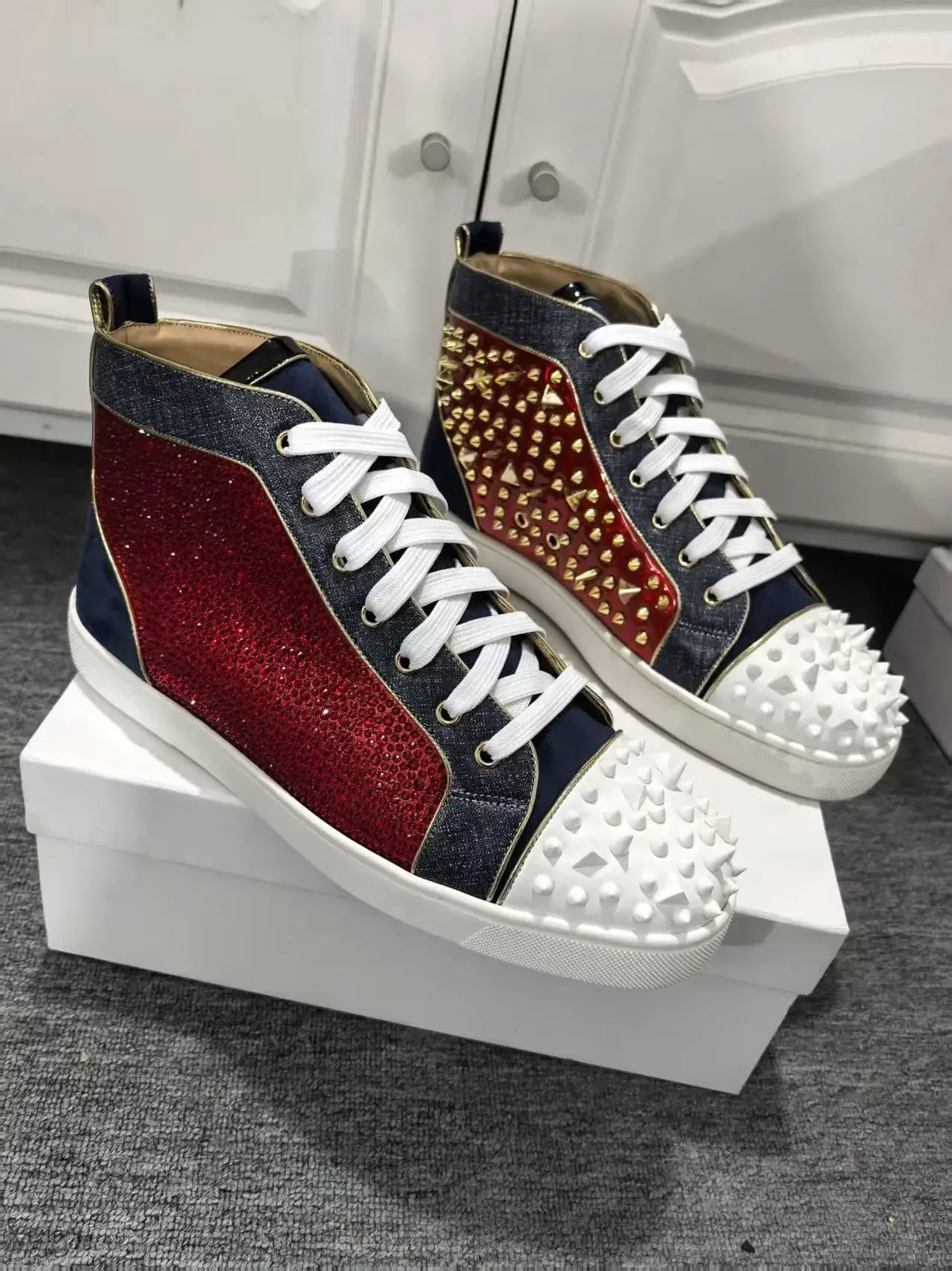 Sneakers Montantes Cuir Rivets Dorés & Strass Rouge Homme – CLEVI Paris