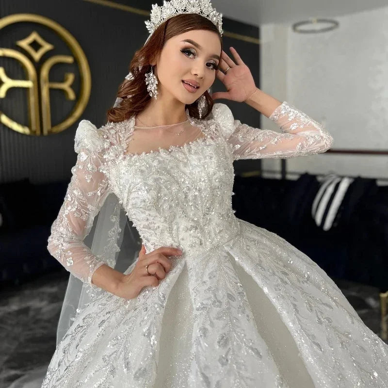 Robe de mariée en dentelle et perles – CLEVI Paris