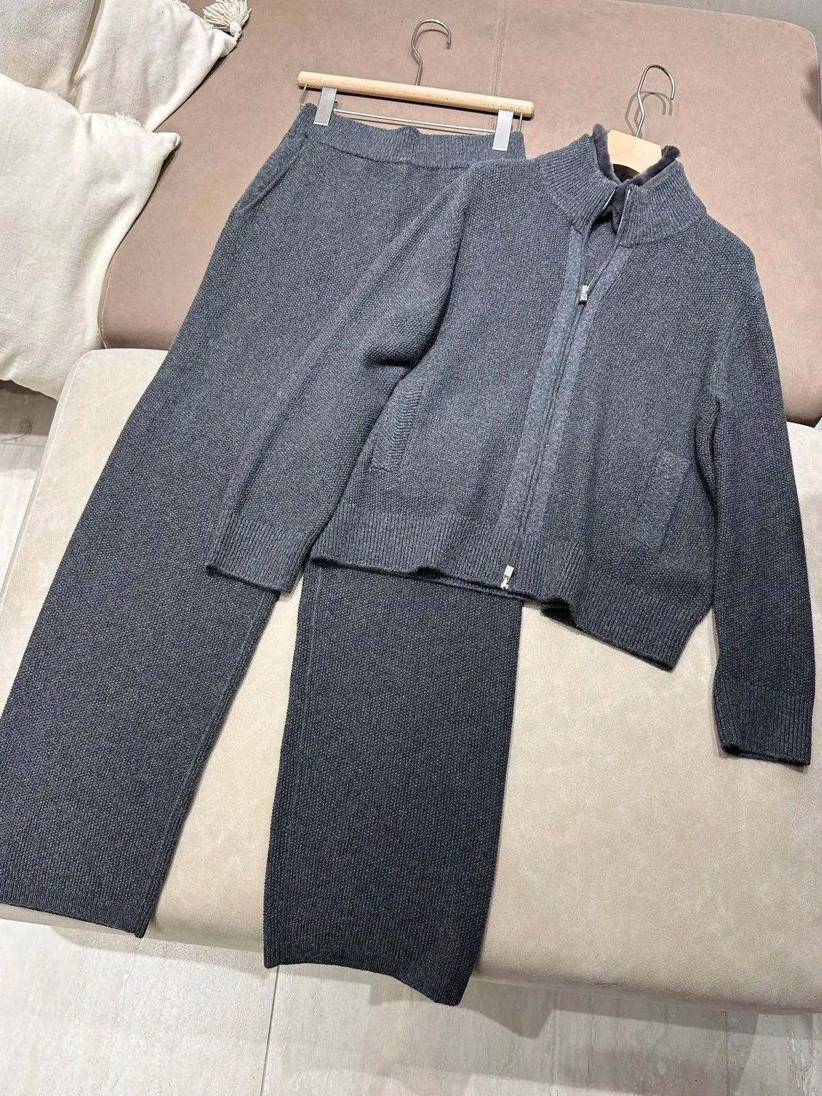 Ensemble femme en maille, gilet zippé et pantalon – CLEVI Paris